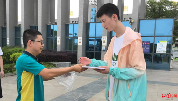 优股平台 身高1米96大男孩喜提清华录取通知书！喊话学弟学妹：我在清华园等你！