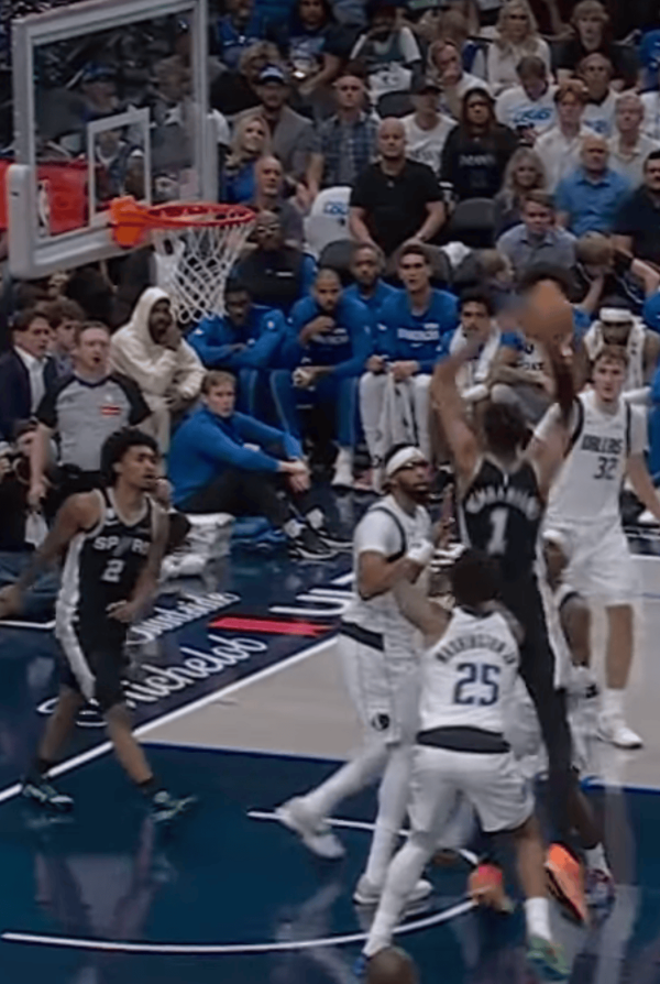 维嘉资本 美媒惊叹文班亚马扣篮: 他是在禁区外起跳完成扣篮了吗?