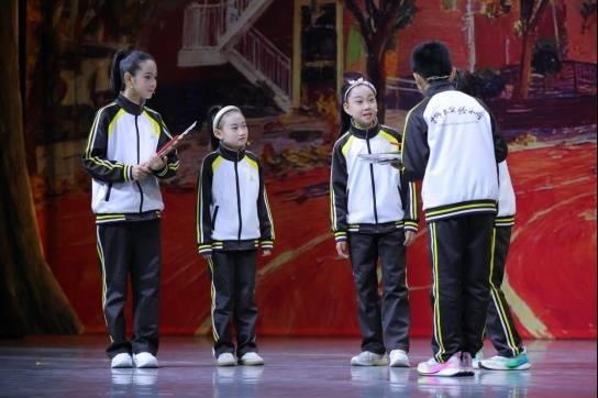 柳荷投资 首师大实验小学原创校园剧《银杏树下》首演